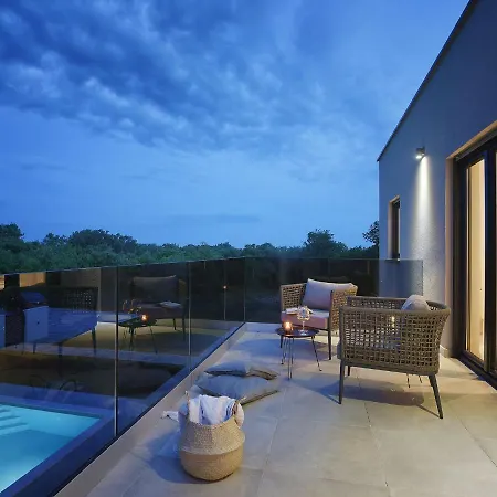 Modern With Swimming Pool * Pula